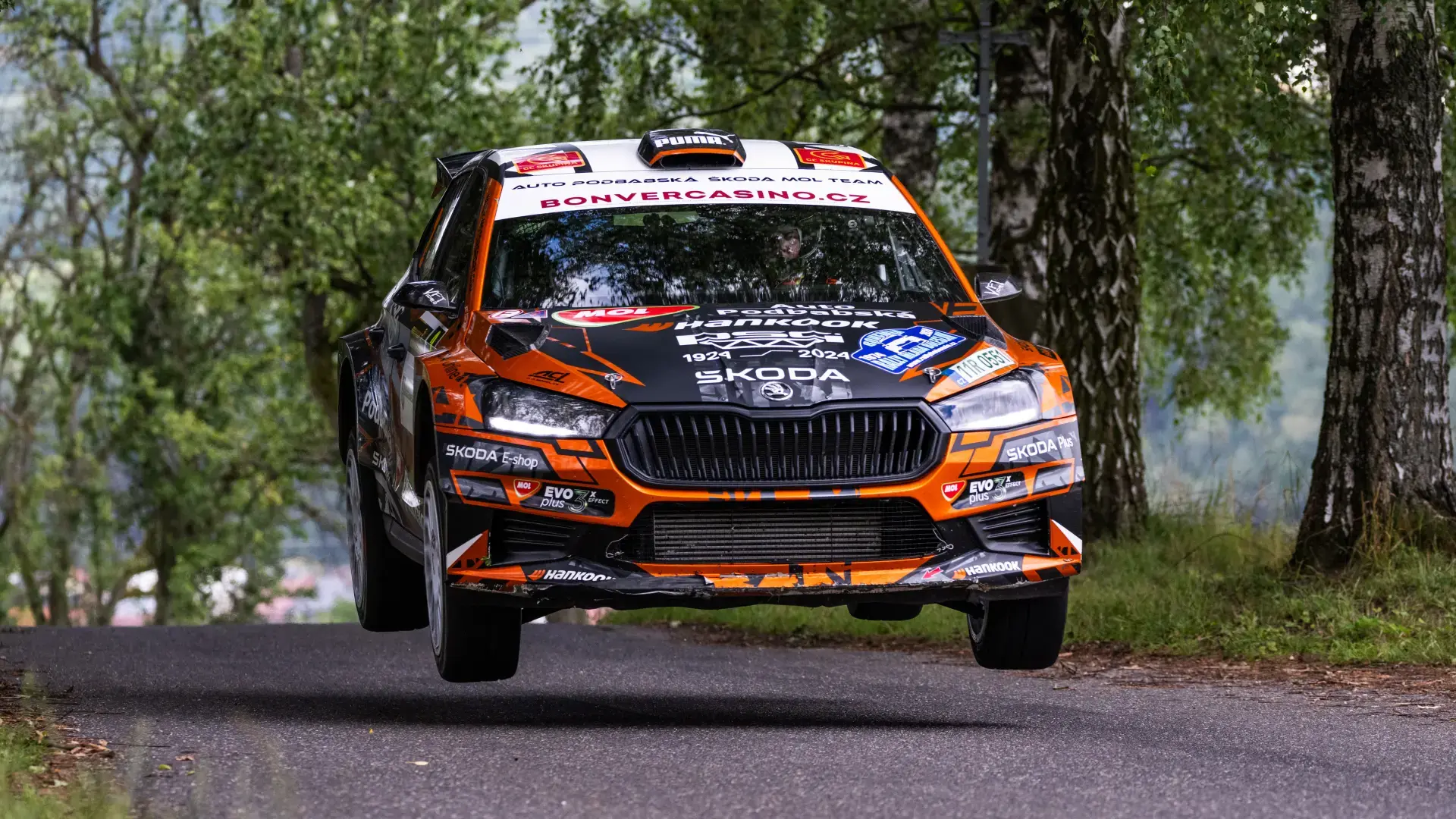 rallye vůz škoda fabia ve skoku na rally bohemia