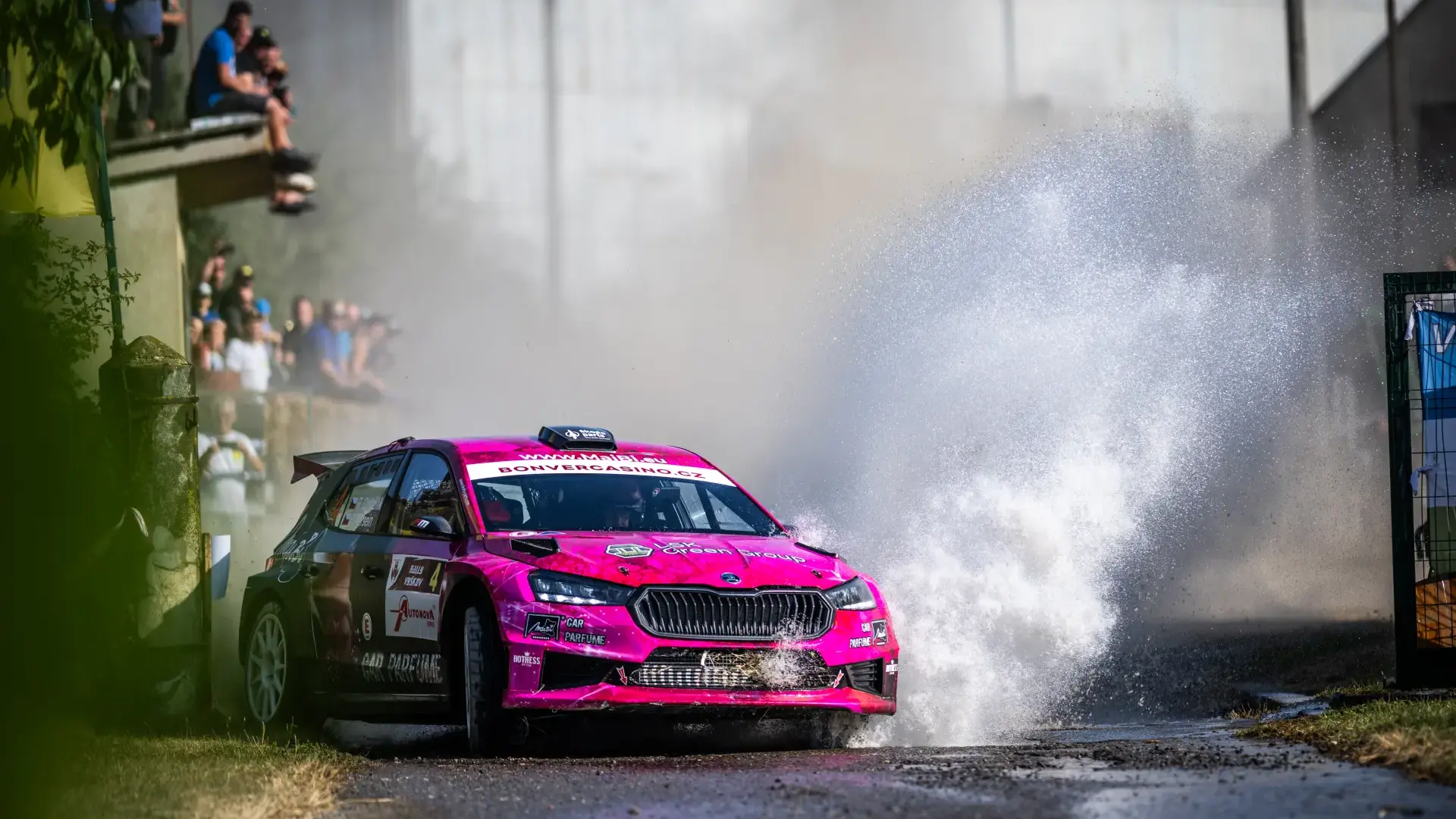 rallye vůz škoda fabia při průjezdu hlubokou louží ve smyku